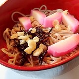 麺つゆで　板蒲鉾とひじきと天かすのお蕎麦